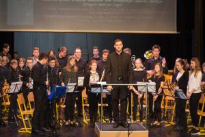 Mladinski pihalni orkester GŠ Šentjur z dirigentom Boštjanom Jagrom